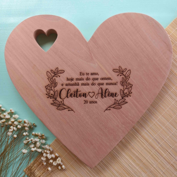 Tábua de coração vazado personalizada